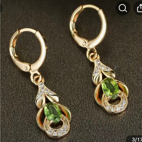 Green gem dangle earrings - Picture 3 of 5